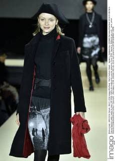 Paris Fashion Week - agnes b. Modenschau 205568 Marineau Starface 2016-03-08 Paris France Fashion week ready to wear AW 2016. Defile de mode pret a porter automne hiver 2016. Agnes b. Editorial use only _sans_perso  Copyright: xMarineaux STAR_205568_043