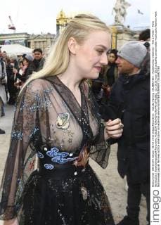 Dakota Fanning CELEBRITIES : Modenschau Valentino - Pret a Porter - Paris 08 03 2016 GwendolineLeGoff Panoramic 