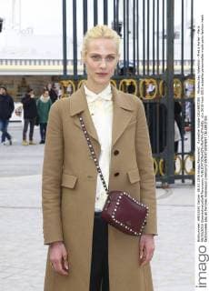 Aymeline Valade CELEBRITIES : Modenschau Valentino - Pret a Porter - Paris 08 03 2016 GwendolineLeGoff Panoramic 