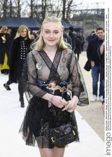 Dakota Fanning CELEBRITIES : Modenschau Valentino - Pret a Porter - Paris 08 03 2016 GwendolineLeGoff Panoramic 