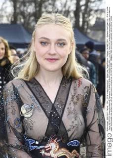 Bilder des Tages Dakota Fanning CELEBRITIES : Modenschau Valentino - Pret a Porter - Paris 08 03 2016 GwendolineLeGoff Panoramic 