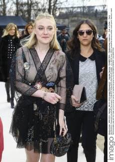 Dakota Fanning CELEBRITIES : Modenschau Valentino - Pret a Porter - Paris 08 03 2016 GwendolineLeGoff Panoramic 