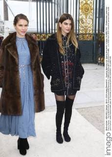 Eugenie Niarchos und Bianca Brandolini d Adda CELEBRITIES : Modenschau Valentino - Pret a Porter - Paris 08 03 2016 GwendolineLeGoff Panoramic 