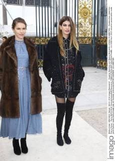 Eugenie Niarchos und Bianca Brandolini d Adda CELEBRITIES : Modenschau Valentino - Pret a Porter - Paris 08 03 2016 GwendolineLeGoff Panoramic 