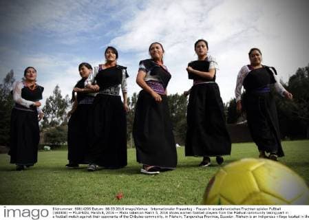 Internationaler Frauentag - Frauen in ecuadorianischen Trachten spielen Fußball (160308) -- PILAHUIN, March 8, 2016 -- Photo taken on March 5, 2016 shows women football players from the Pilahuin community taking part in a football match against their opponents of the Chibuleo community, in Pilahuin, Tungurahua Province, Ecuador. Pilahuin is an indigenous village located in the central highlands of Ecuador. Pilahuin natives speak kichwa , and keep traditions in terms of their dress, festival celebrations as well as the use of musical instruments. ) (jg) (ah) ECUADOR-PILAHUIN-WOMEN S DAY-FEATURE SANTIAGOxARMAS 