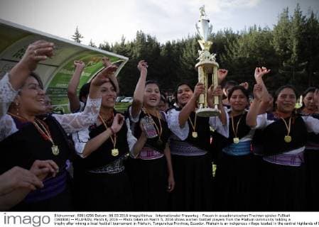 Internationaler Frauentag - Frauen in ecuadorianischen Trachten spielen Fußball (160308) -- PILAHUIN, March 8, 2016 -- Photo taken on March 5, 2016 shows women football players from the Pilahuin community holding a trophy after wining a local football tournament in Pilahuin, Tungurahua Province, Ecuador. Pilahuin is an indigenous village located in the central highlands of Ecuador. Pilahuin natives speak kichwa , and keep traditions in terms of their dress, festival celebrations as well as the use of musical instruments. ) (jg) (ah) ECUADOR-PILAHUIN-WOMEN S DAY-FEATURE SANTIAGOxARMAS 