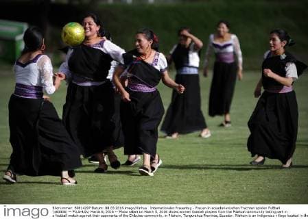 Internationaler Frauentag - Frauen in ecuadorianischen Trachten spielen Fußball (160308) -- PILAHUIN, March 8, 2016 -- Photo taken on March 5, 2016 shows women football players from the Pilahuin community taking part in a football match against their opponents of the Chibuleo community, in Pilahuin, Tungurahua Province, Ecuador. Pilahuin is an indigenous village located in the central highlands of Ecuador. Pilahuin natives speak kichwa , and keep traditions in terms of their dress, festival celebrations as well as the use of musical instruments. ) (jg) (ah) ECUADOR-PILAHUIN-WOMEN S DAY-FEATURE SANTIAGOxARMAS 