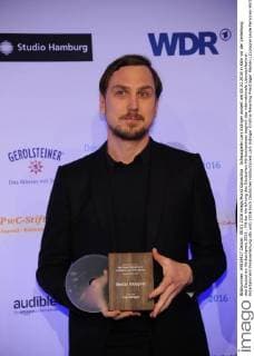 Schauspieler Lars Eidinger posiert am 08.03.2016 in Köln vor der Verleihung des Deutschen Hörbuchpreis 2016 . Mit der Verleihung des Deutschen Hörbuchpreises beginnt das internationale Literaturfestival.