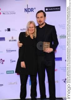 Produzentin Kristine Meierling (ROOF Music) und Schauspeler Lars Eidinger posieren am 08.03.2016 in Köln vor der Verleihung des Deutschen Hörbuchpreis 2016 . Mit der Verleihung des Deutschen Hörbuchpreises beginnt das internationale Literaturfestival.