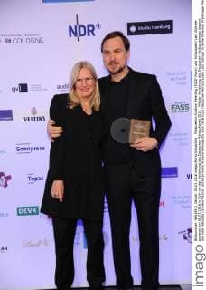 Produzentin Kristine Meierling (ROOF Music) und Schauspeler Lars Eidinger posieren am 08.03.2016 in Köln vor der Verleihung des Deutschen Hörbuchpreis 2016 . Mit der Verleihung des Deutschen Hörbuchpreises beginnt das internationale Literaturfestival.