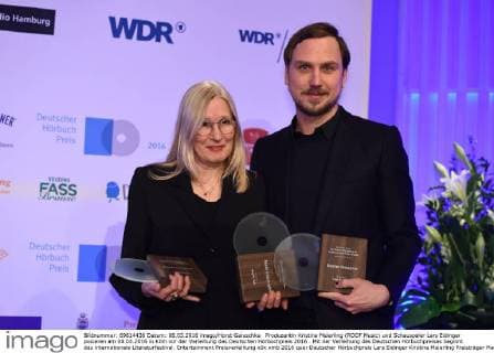 Produzentin Kristine Meierling (ROOF Music) und Schauspeler Lars Eidinger posieren am 08.03.2016 in Köln vor der Verleihung des Deutschen Hörbuchpreis 2016 . Mit der Verleihung des Deutschen Hörbuchpreises beginnt das internationale Literaturfestival.