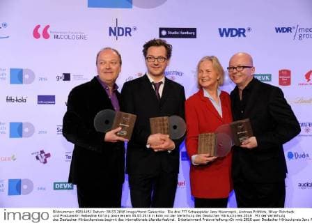 Die drei ??? Schauspieler Jens Wawrczeck, Andreas Fröhlich, Oliver Rohrbeck und Produzentin Heikedine Körting posieren am 08.03.2016 in Köln vor der Verleihung des Deutschen Hörbuchpreis 2016 . Mit der Verleihung des Deutschen Hörbuchpreises beginnt das internationale Literaturfestival.
