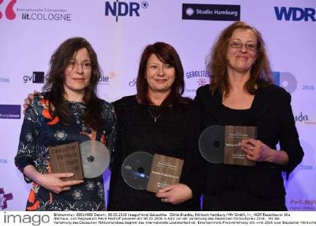 Dörte Bruotte, Hörbuch Hamburg HHV GmbH, l-r, WDR Redakteurin Ulla Illerhaus, und Regisseurin Petra Feldhoff posieren am 08.03.2016 in Köln vor der Verleihung des Deutschen Hörbuchpreis 2016 . Mit der Verleihung des Deutschen Hörbuchpreises beginnt das internationale Literaturfestival.