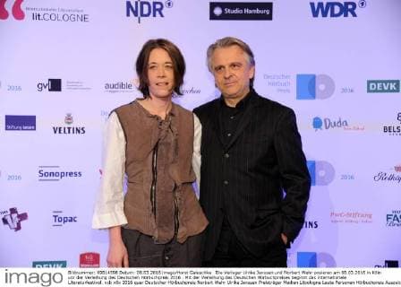 Die Verleger Ulrike Janssen und Norbert Wehr posieren am 08.03.2016 in Köln vor der Verleihung des Deutschen Hörbuchpreis 2016 . Mit der Verleihung des Deutschen Hörbuchpreises beginnt das internationale Literaturfestival.