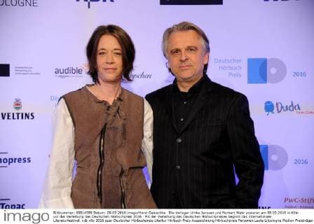 Die Verleger Ulrike Janssen und Norbert Wehr posieren am 08.03.2016 in Köln vor der Verleihung des Deutschen Hörbuchpreis 2016 . Mit der Verleihung des Deutschen Hörbuchpreises beginnt das internationale Literaturfestival.