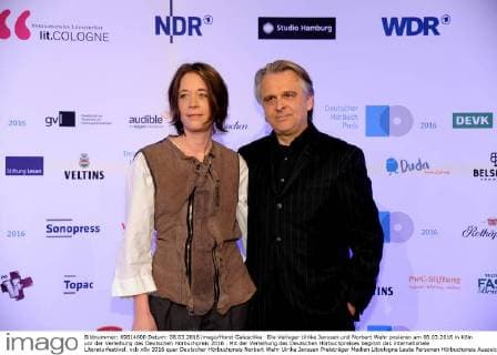 Die Verleger Ulrike Janssen und Norbert Wehr posieren am 08.03.2016 in Köln vor der Verleihung des Deutschen Hörbuchpreis 2016 . Mit der Verleihung des Deutschen Hörbuchpreises beginnt das internationale Literaturfestival.
