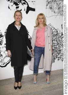 Karine Viard und Emmanuelle Beart CELEBRITIES : Modenschau Paul and Joe - Pret a Porter - Paris 08 03 2016 GwendolineLeGoff Panoramic 