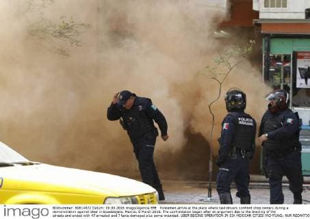 Policemen arrive at the place where taxi drivers confront shop owners during a demonstration against Uber in Guadalajara, Mexico, 8 March 2016. The confrontation began after an argument due to the blocking of the streets and ended with 47 arrested and 7 taxis damaged plus some wounded. UBER BEGINS OPERATION IN SIX MEXICAN CITIES !ACHTUNG: NUR REDAKTIONELLE NUTZUNG!  MEX03 20160308-635930752694350144
