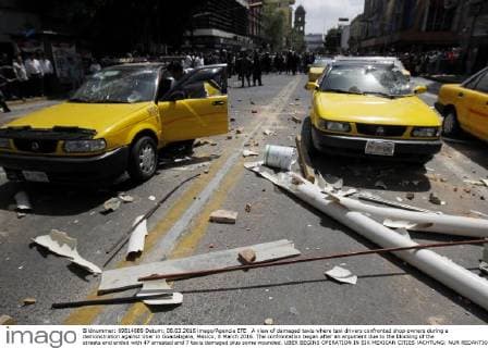 A view of damaged taxis where taxi drivers confronted shop owners during a demonstration against Uber in Guadalajara, Mexico, 8 March 2016. The confrontation began after an argument due to the blocking of the streets and ended with 47 arrested and 7 taxis damaged plus some wounded. UBER BEGINS OPERATION IN SIX MEXICAN CITIES !ACHTUNG: NUR REDAKTIONELLE NUTZUNG!  MEX03 20160308-635930754788483213