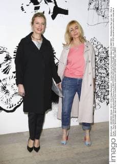 Karine Viard und Emmanuelle Beart CELEBRITIES : Modenschau Paul and Joe - Pret a Porter - Paris 08 03 2016 GwendolineLeGoff Panoramic 