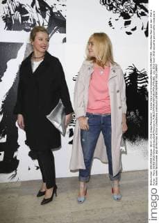 Karine Viard und Emmanuelle Beart CELEBRITIES : Modenschau Paul and Joe - Pret a Porter - Paris 08 03 2016 GwendolineLeGoff Panoramic 