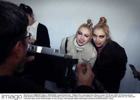 Shiatzy Chen backstage Paris Ready to wear Fall Winter 2016, 644 Cordon Cordon Press  alfonsoxjimenezxvalero Shiatzy Chenshow , Paris Ready to wear Fall Winter 2016