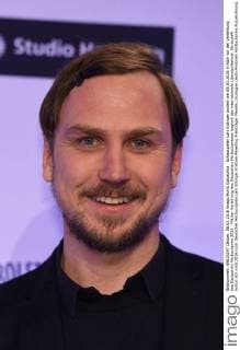 Schauspieler Lars Eidinger posiert am 08.03.2016 in Köln vor der Verleihung des Deutschen Hörbuchpreis 2016 . Mit der Verleihung des Deutschen Hörbuchpreises beginnt das internationale Literaturfestival.
