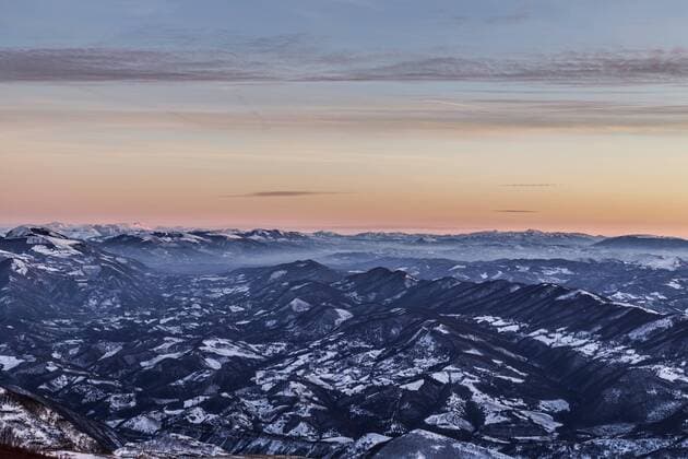  Ausblick auf die Monti Sibillini, Sibellinische Berge, im Winter, vom Monte Nerone, bei Sonnenuntergang, Apenninen, Marken, Italien, Europa Copyright: imageBROKER/GiacomoxLenci ibxgle04294299.jpg