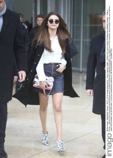 Paris Fashion Week - Gäste der Louis Vuitton Modenschau Selena Gomez - Pret a Porter - 09 03 2016 GwendolineLeGoff Panoramic 