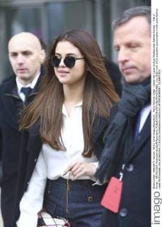 Paris Fashion Week - Gäste der Louis Vuitton Modenschau Selena Gomez - Pret a Porter - 09 03 2016 GwendolineLeGoff Panoramic 