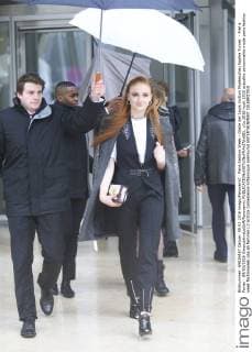 Paris Fashion Week - Gäste der Louis Vuitton Modenschau Sophie Turner - Pret a Porter - 09 03 2016 GwendolineLeGoff Panoramic 