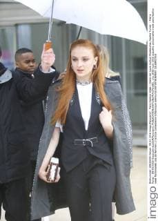 Paris Fashion Week - Gäste der Louis Vuitton Modenschau Sophie Turner - Pret a Porter - 09 03 2016 GwendolineLeGoff Panoramic 