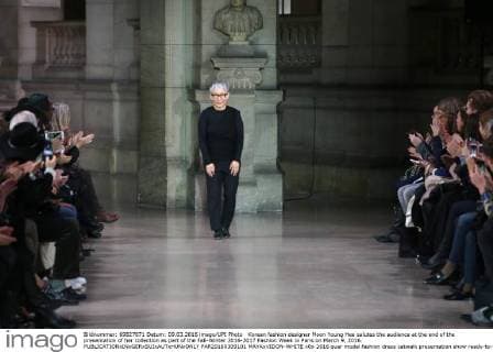 Korean fashion designer Moon Young Hee salutes the audience at the end of the presentation of her collection as part of the Fall-Winter 2016-2017 Fashion Week in Paris on March 9, 2016.  PAR20160309101 MAYAxVIDON-WHITE