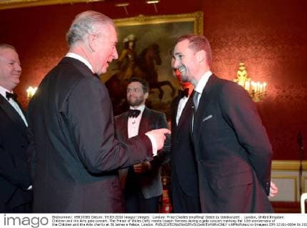 London: Prinz Charles empfängt Gäste zu Galakonzert . London, United Kingdom. Children and the Arts gala concert. The Prince of Wales (left) meets Joseph Fiennes during a gala concert marking the 10th anniversary of the Children and the Arts charity at St James s Palace, London.  xWPAxRotax xi-Imagesx IIM-12161-0004