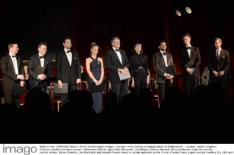 London: Prinz Charles empfängt Gäste zu Galakonzert . London, United Kingdom. Children and the Arts gala concert. Performers (left to right) Sam Alexander, Joe Stilgoe, Edward Bennett, Miranda Raison, Hugh Bonneville, Harriet Walter, Julian Ovenden, Ian Bostridge and Joseph Fiennes stand to accept applause as the Prince of Wales hosts a gala concert marking the 10th anniversary of the Children and the Arts charity at St James s Palace, London.  xWPAxRotax xi-Imagesx IIM-12161-0006