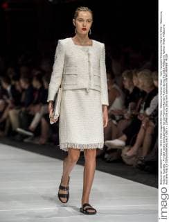 Melbourne Fashion Week - Carla Zampatti Modenschau March 9, 2016 - Melbourne, Victoria, Australia - A model wears Carla Zampatti for the Premium Runway 4 show during the 2016 Melbourne Fashion Week. Melbourne Australia - ZUMAk106