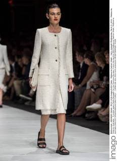 Melbourne Fashion Week - Carla Zampatti Modenschau March 9, 2016 - Melbourne, Victoria, Australia - A model wears Carla Zampatti for the Premium Runway 4 show during the 2016 Melbourne Fashion Week. Melbourne Australia - ZUMAk106
