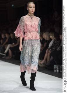 Melbourne Fashion Week - Ginger Smart Modenschau March 9, 2016 - Melbourne, Victoria, Australia - A model wears Ginger Smart for the Premium Runway 4 show during the 2016 Melbourne Fashion Week. Melbourne Australia - ZUMAk106