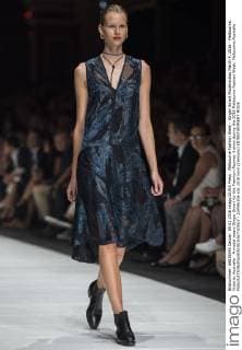 Melbourne Fashion Week - Ginger Smart Modenschau March 9, 2016 - Melbourne, Victoria, Australia - A model wears Ginger Smart for the Premium Runway 4 show during the 2016 Melbourne Fashion Week. Melbourne Australia - ZUMAk106