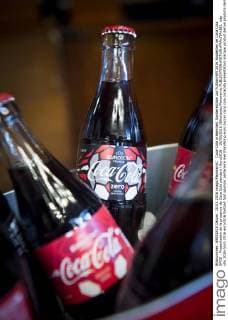 Coca-Cola präsentiert Sonderedition zur Fußball-EM 2016 Bouteilles de Coca Cola SPOS : Presentation de la presence de Coca Cola pendant l Euro2016 - 10 03 2016 JBAutissier Panoramic 