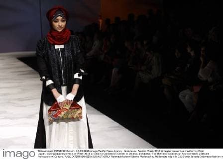 Indonesia: Fashion Week 2016 A model presents a creation by Errin Uggaru during Indonesia Fashion Week 2016 at Jakarta Convention Center in Jakarta, Indonesia. The theme of Indonesian Fashion Week 2016 are Reflections of Culture.  RahmadxAzharxHutomo