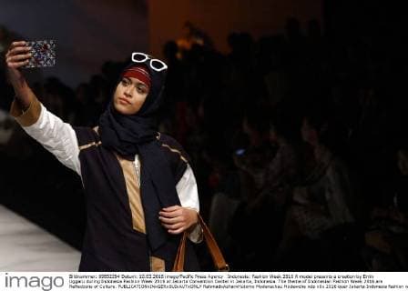 Indonesia: Fashion Week 2016 A model presents a creation by Errin Uggaru during Indonesia Fashion Week 2016 at Jakarta Convention Center in Jakarta, Indonesia. The theme of Indonesian Fashion Week 2016 are Reflections of Culture.  RahmadxAzharxHutomo