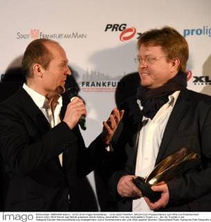 10.03.2016 Frankfurt, Gibson-Club Pressekonferenz zum PRG Live Entertainment Award (LEA) 2016 Pianist Joja Wendt gratuliert Daniel Keding, Geschäftsfu¨hrer des Veranstalters Singen e.V., der die Trophäe in der Kategorie Künster-Nachwuchsförderung entgegennahm