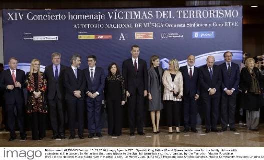 Spanish King Felipe VI and Queen Letizia pose for the family picture with attendees at the concert In Memoriam that pays tribute to the Spanish terrorism victims, organized by the Terrorism Victims Foundation (FVT) at the National Music Auditorium in Madrid, Spain, 10 March 2016. (L-R) RTVE President Jose Antonio Sanchez, Madrid Community President Cristina Cifuentes, Acting Culture and Education Minister Inigo Mendez de Vigo, CGPJ and TS President Carlos Lesmes, President of the Lower House of Parliament Patxi Lopez, Acting Vice President Soraya Saenz de Santa Maria, the kings of Spain, FVT President Maria del Mar Blanco, TC President Francisco Perez de los Cobos, Acting Home Minister Jorge Fernadez Diaz, Acting Health Minister Alfonso Alonso and Madrid Mayor Manuela Carmena. EFE Javier Lizon SPANISH KINGS PRESIDE TRIBUTE CONCERT FOR TERRORISM VICTIMS !ACHTUNG: NUR REDAKTIONELLE NUTZU GRA394 20160310-635932388124300030