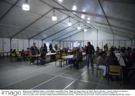 Bilder des Tages March 11, 2016 - Berlin, Germany - Asylum seekers are pictured while awaiting for their registration process in a registration unit of the State Office of Health and Social Affairs (LAGeSo) in Berlin on March 11, 2016. Berlin Germany  - ZUMAn230