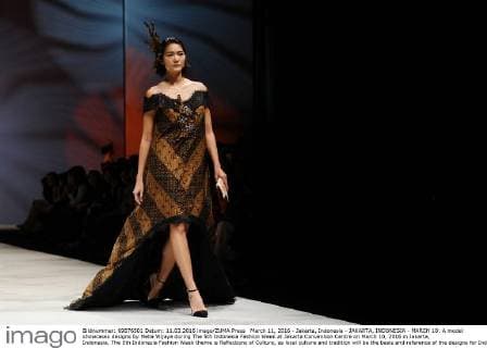 March 11, 2016 - Jakarta, Indonesia - JAKARTA, INDONESIA - MARCH 10: A model showcases designs by Melia Wijaya during The 5th Indonesia Fashion Week at Jakarta Convention Centre on March 10, 2016 in Jakarta, Indonesia. The 5th Indonesia Fashion Week theme is Reflections of Culture, as local culture and tradition will be the basis and reference of the designs for Indonesia fashion design trend that would be able to carve Indonesia identity in the world of fashion that reflects its own culture. Indonesia hope to become the central of world design with modern designs in a variety of textures and colors. Jakarta Indonesia - ZUMAp112