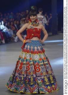 Lahore, PFDC Sunsilk Fashion Week in Pakistan Pakistan: Sunsilk PFDC Fashion Week on its 2nd day Pakistani model presents creations by famous designer NOMI ANSARI on the second day of Pakistan Fashion Design Council (PFDC) Fashion Week.  RanaxSajidxHussain