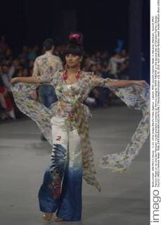Lahore, PFDC Sunsilk Fashion Week in Pakistan Pakistan: Sunsilk PFDC Fashion Week on its 2nd day Pakistani model presents creations by famous designer NOMI ANSARI on the second day of Pakistan Fashion Design Council (PFDC) Fashion Week.  RanaxSajidxHussain