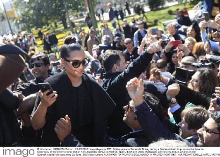 Indian actress Sonakshi Sinha, during a flashmob held to promote the Awards Ceremony of the International Indian Film Academy (IIFA), in Madrid, Spain, 13 March 2016. Bollywood will hold its annual awards in the Spanish capital the upcoming 25 June. EFE Victor Lerena FLASHMOB TO PROMOTE BOLLYWOOD IN MADRID !ACHTUNG: NUR REDAKTIONELLE NUTZUNG!  GRA191 20160313-635934830753342457