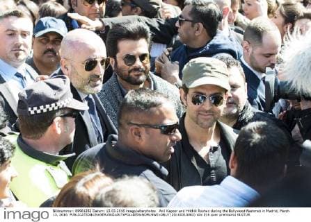 Anil Kapoor and Hrithik Roshan during the Bollywood flashmob in Madrid, March 13, 2016.  (20160313002)